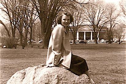Kathleen (Peterson) Bradley is shown sitting on Kissing Rock at the 伊利诺斯州 campus, where she an...