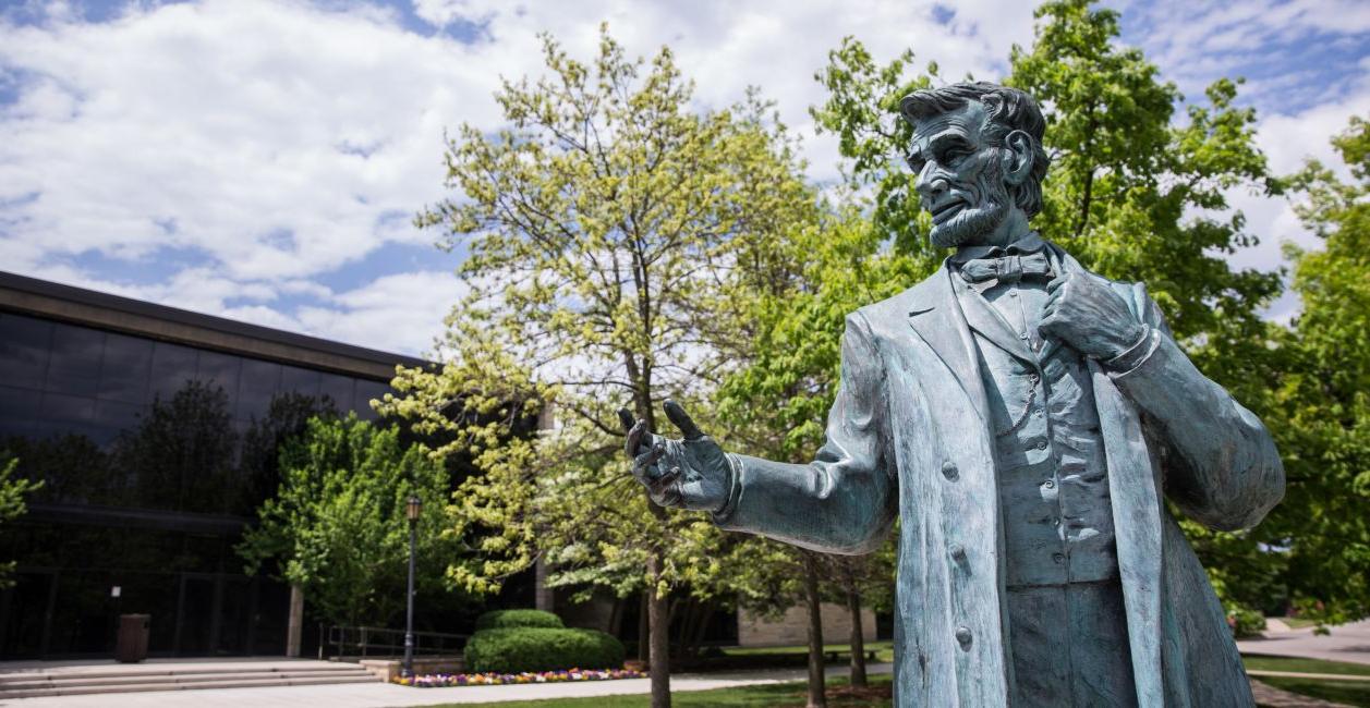 靠谱的网络彩票平台学院的亚伯拉罕·林肯雕像?年代的校园.